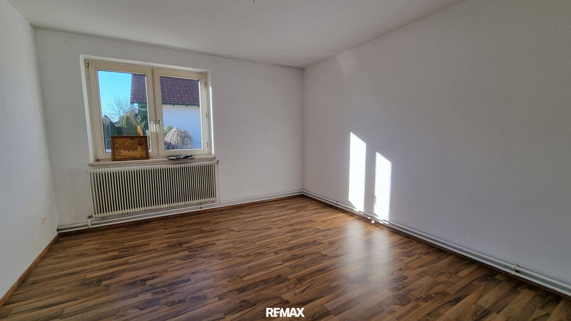 Geräumiges Zimmer mit Laminatboden und Fenster, das viel Tageslicht hereinlässt, in gutem Zustand.