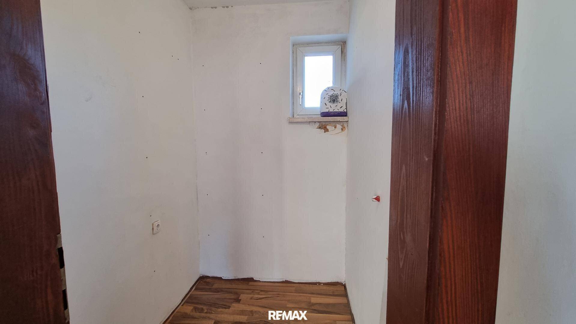 Kleiner Raum mit Fenster, ideal als Abstellraum oder kleines Büro nutzbar.