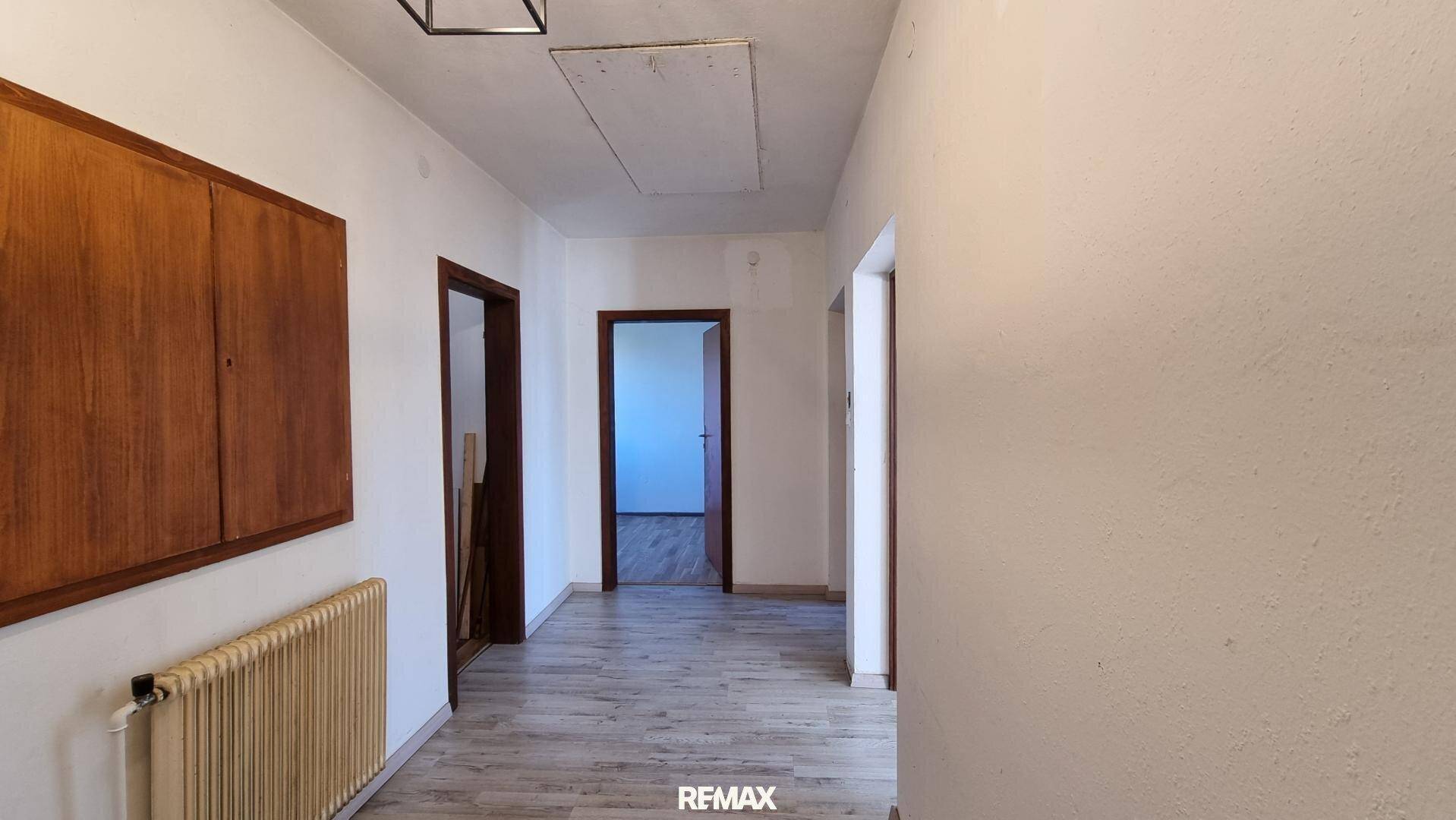 Heller Flur mit Laminatboden und Zugang zu mehreren Zimmern im Haus, gut gepflegt.