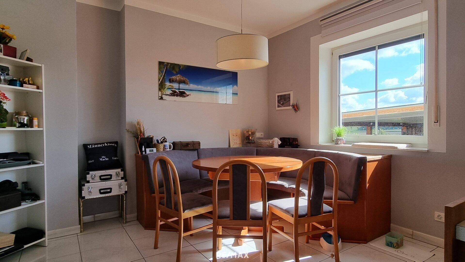 Heller Essbereich mit Eckbank, Holztisch und Fliesenboden, ideal für Familienmahlzeiten.