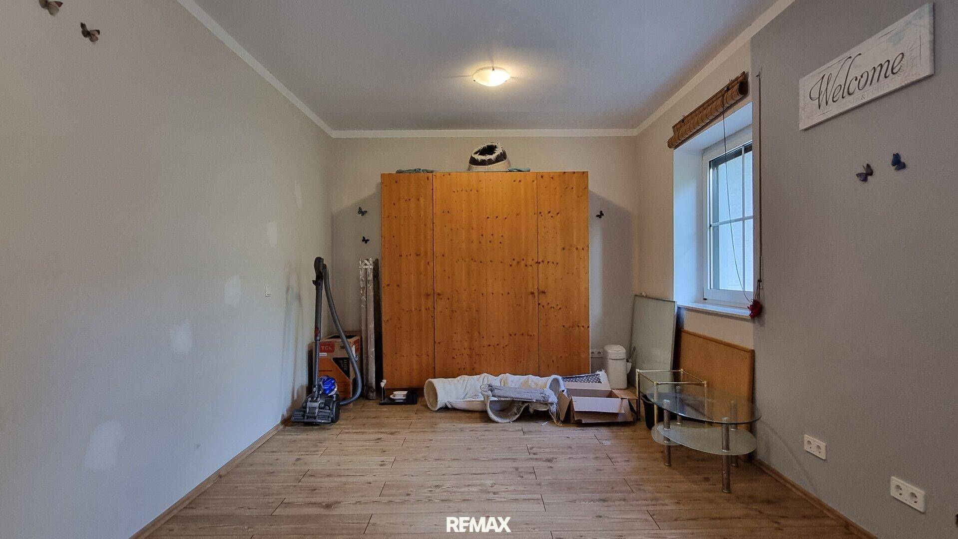 Helles Zimmer mit Holzboden und großem Kleiderschrank, vielseitig nutzbar.