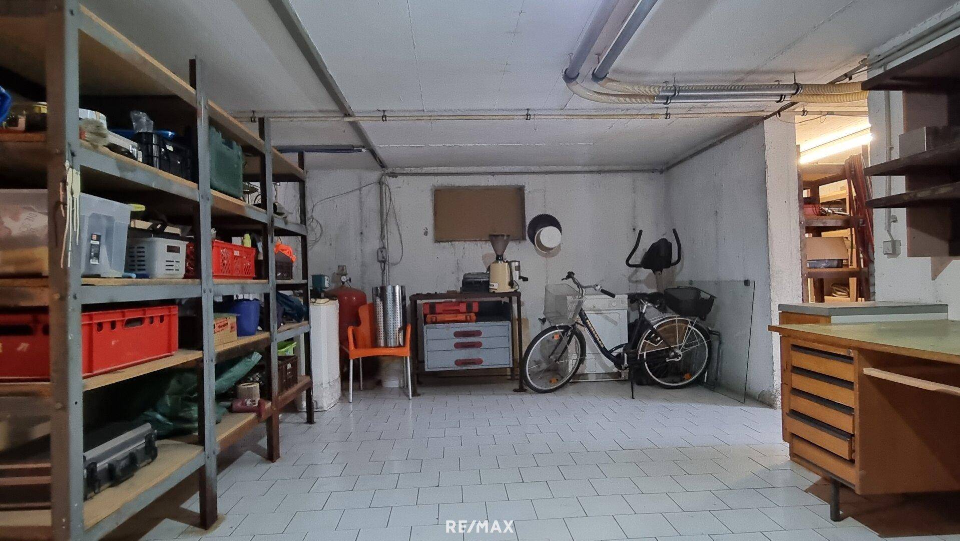 Geräumiger Kellerraum mit Regalen und Fitnessgeräten, vielseitig nutzbar.