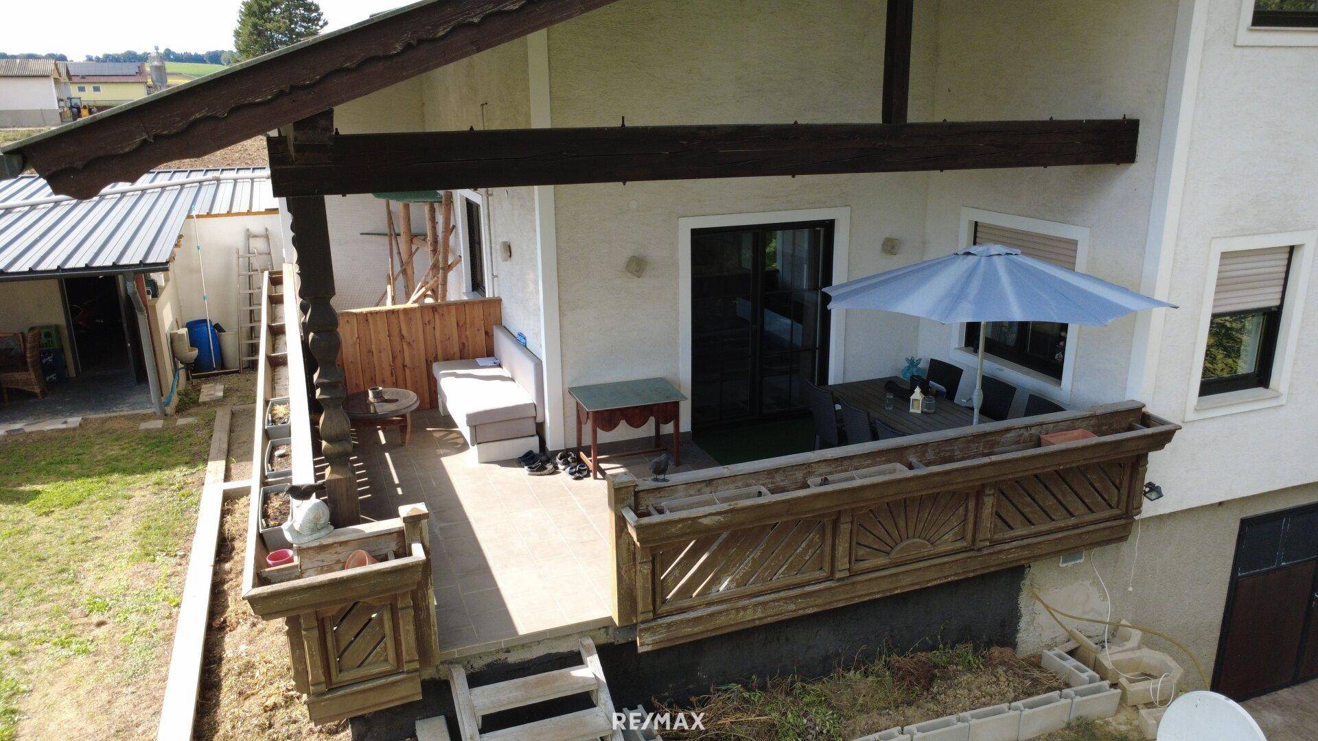 Balkon mit Holzgeländer und Sitzgelegenheiten, bietet einen schönen Ausblick.