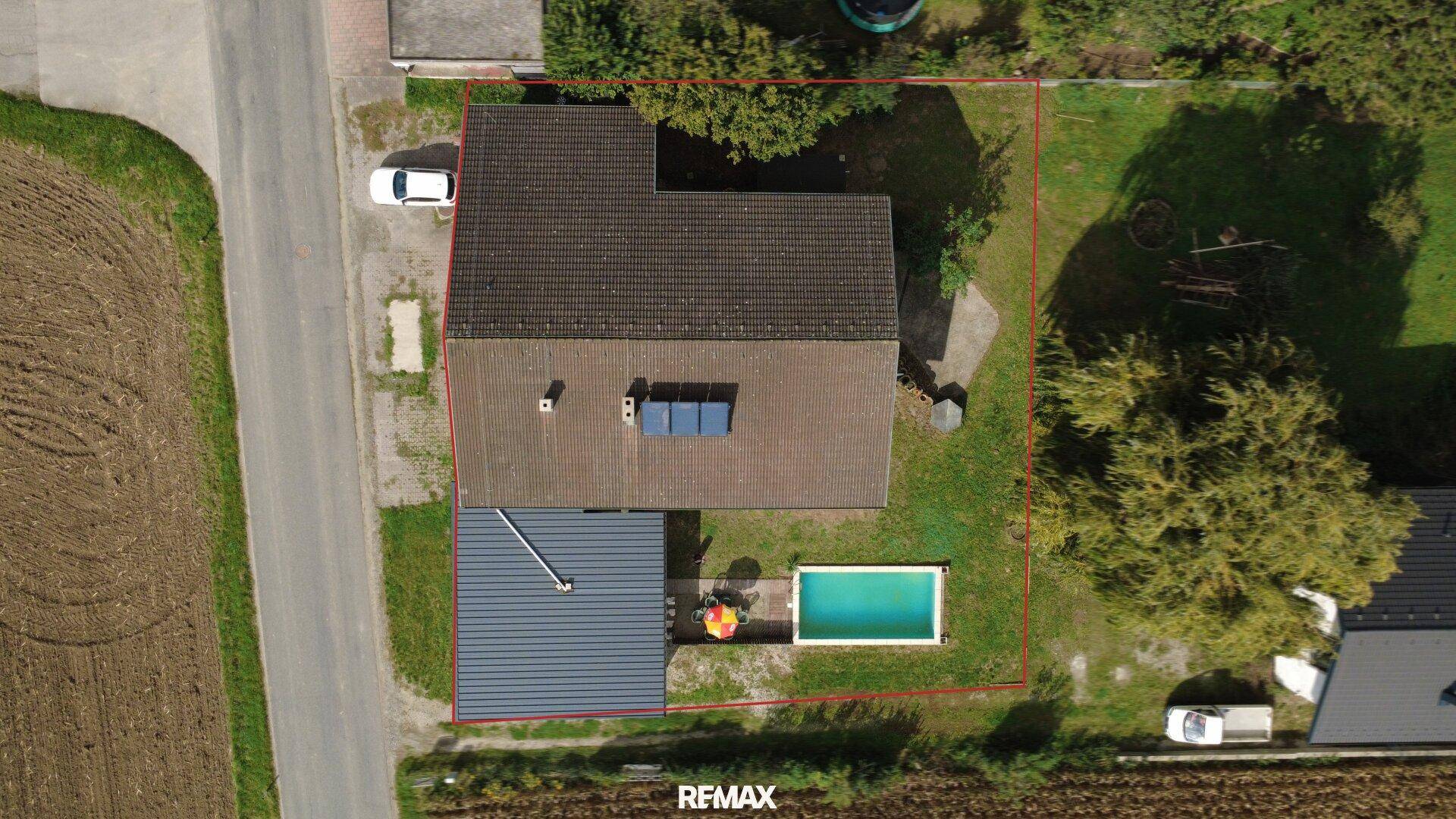 Luftaufnahme des Anwesens mit Haus, Pool und Grundstücksgrenzen in ländlicher Umgebung.