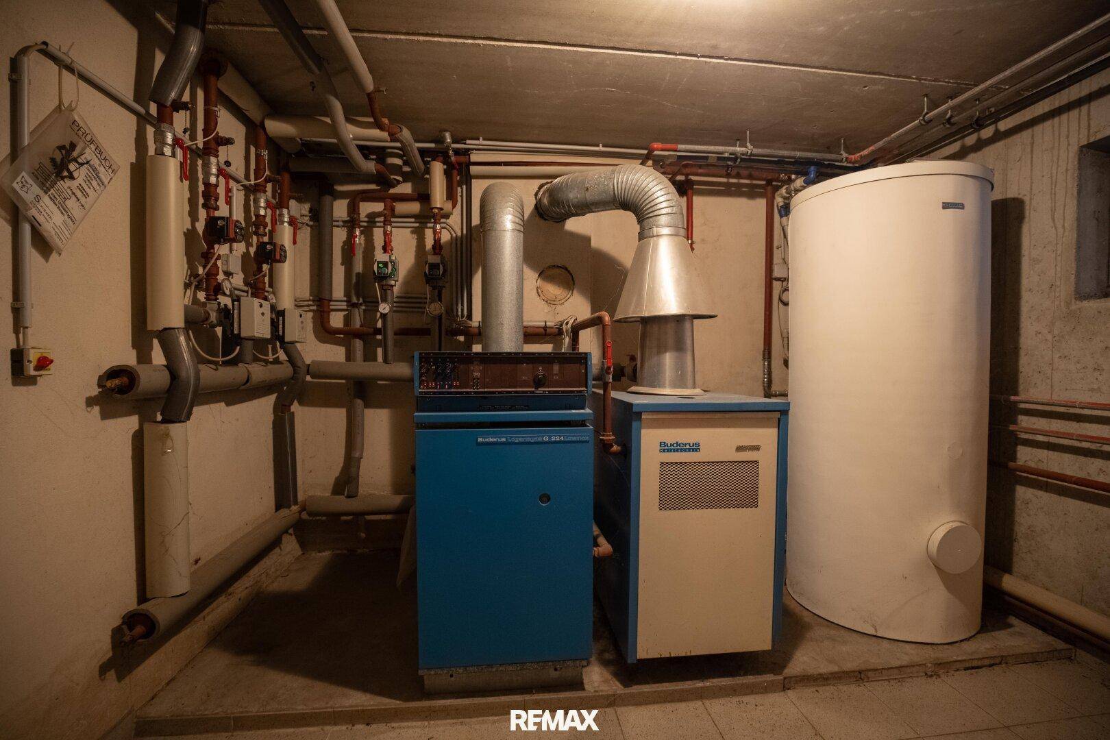 Heizungsraum im Keller mit Kessel und Warmwasserspeicher.