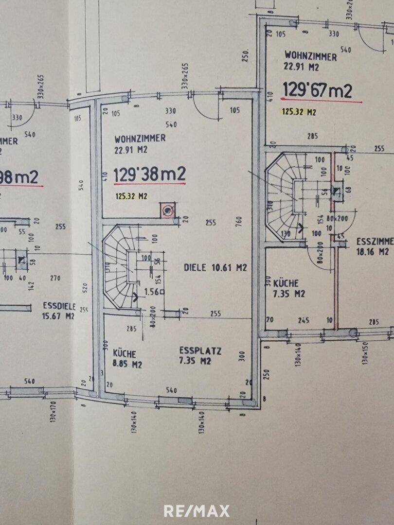 Historischer Grundriss des Erdgeschosses mit Wohnzimmer, Küche und Essbereich.