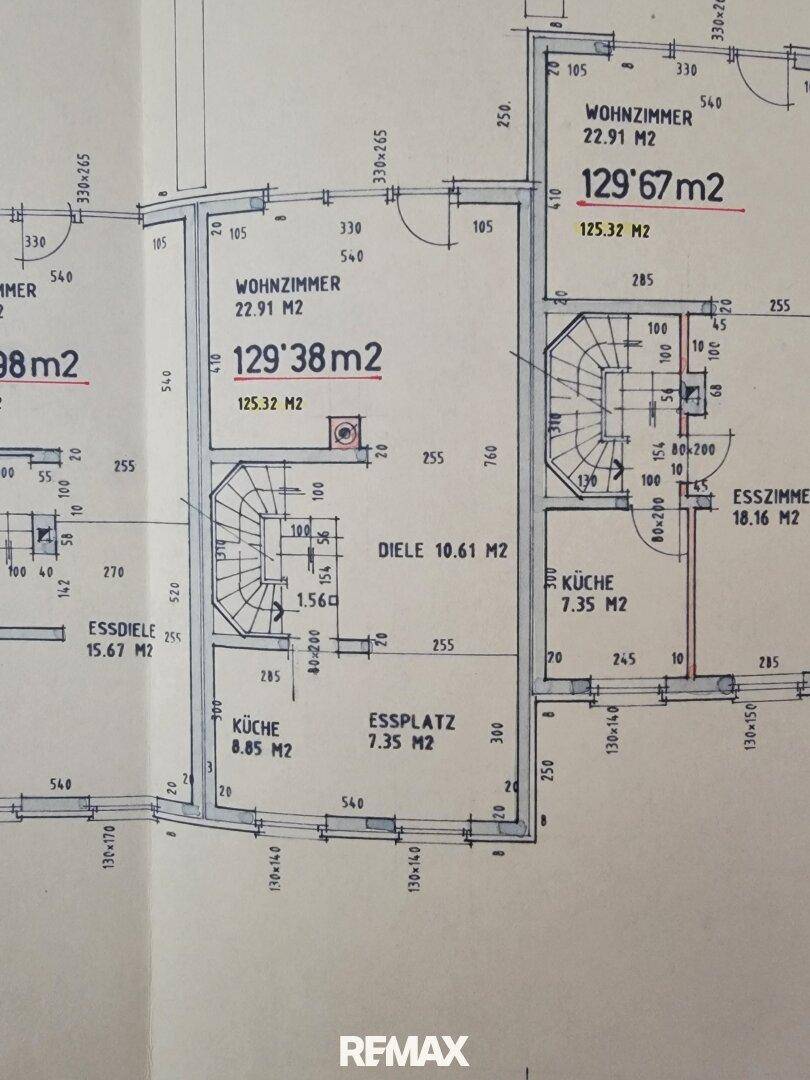 Historischer Grundriss des Erdgeschosses mit Küche, Essbereich und Wohnzimmer.