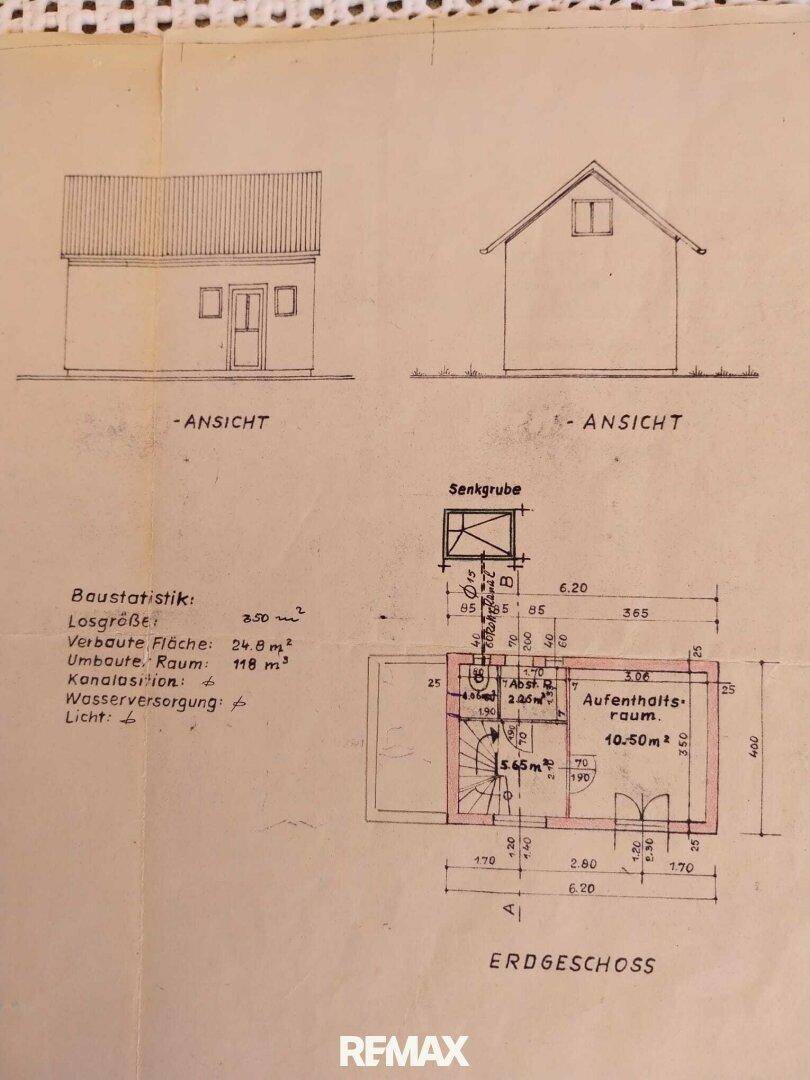 Grundriss des Erdgeschosses mit Aufenthaltsraum und weiteren Details.