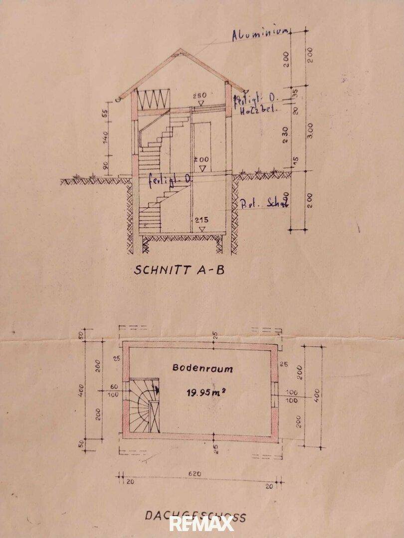 Grundriss des Dachgeschosses und Schnittansicht mit Treppenverlauf.