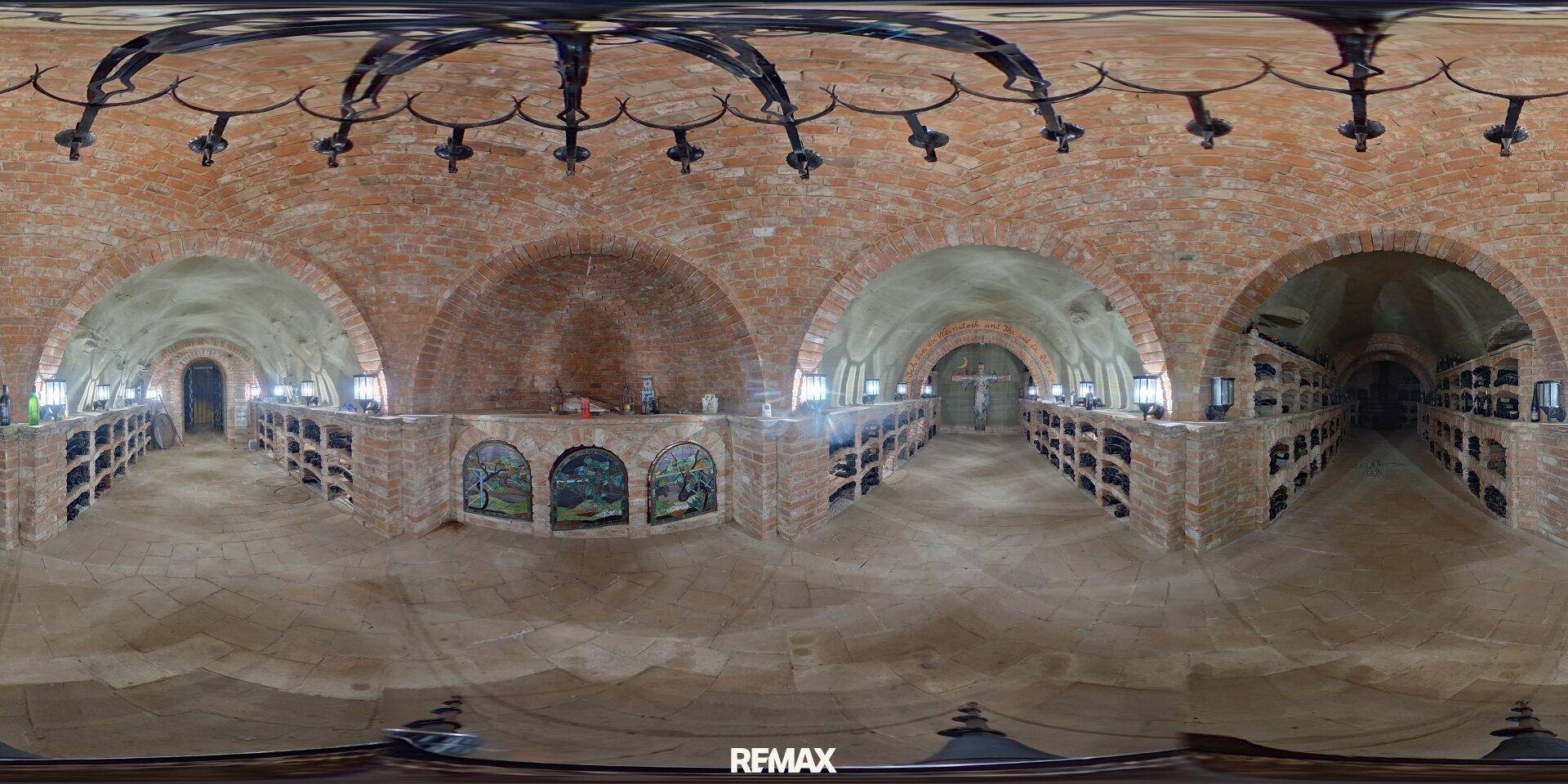 Panoramabild eines großen Weinkellers mit mehreren Ziegelgewölben und kunstvollen Wandmalereien.