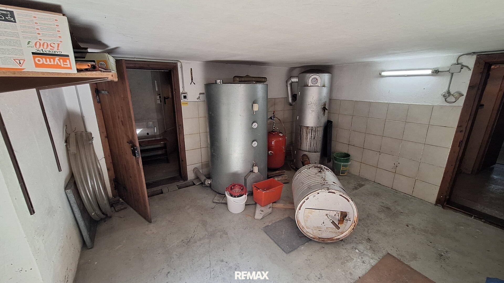 Heizungsraum im Keller mit Warmwasserspeichern und technischen Installationen.