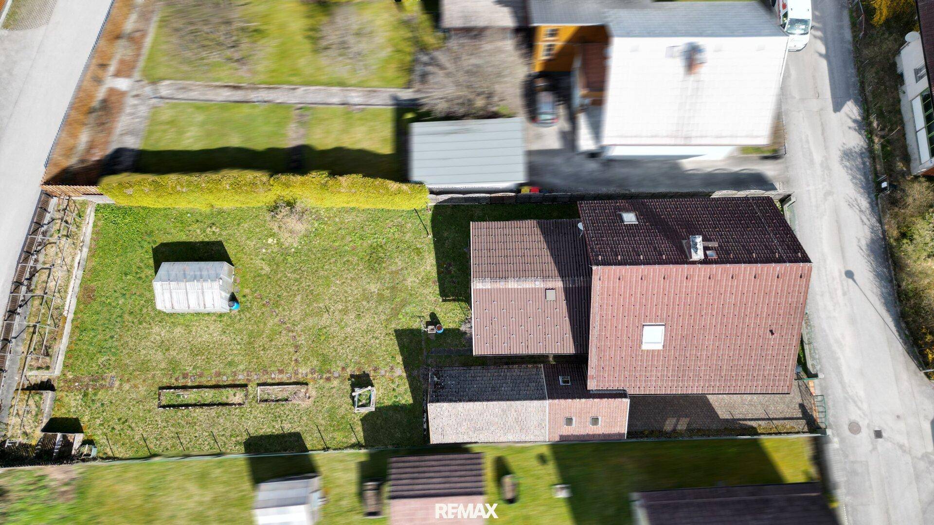 Draufsicht des Grundstücks mit Haus, Nebengebäuden und großem Gartenbereich.