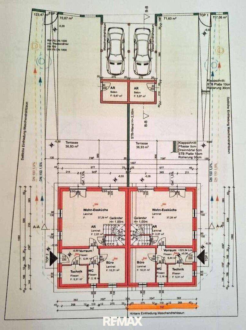 Detaillierter architektonischer Grundriss mit Maßen für zwei Wohneinheiten und Außenbereichen.