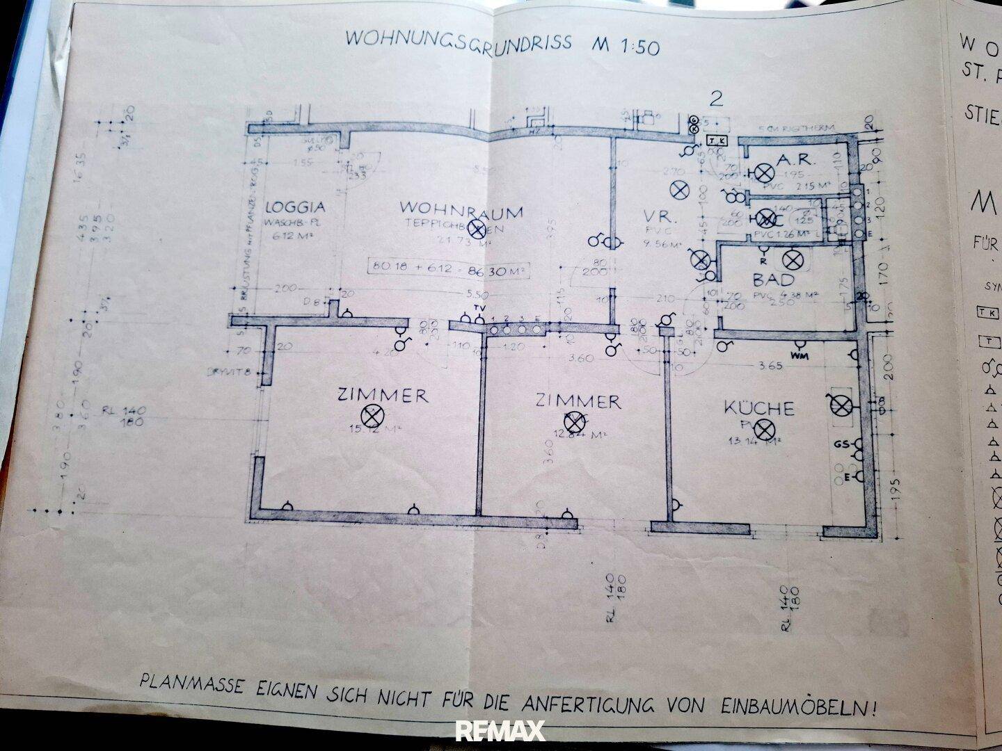 Alter, handgezeichneter Wohnungsrundriss mit Raumbezeichnungen und Maßangaben.