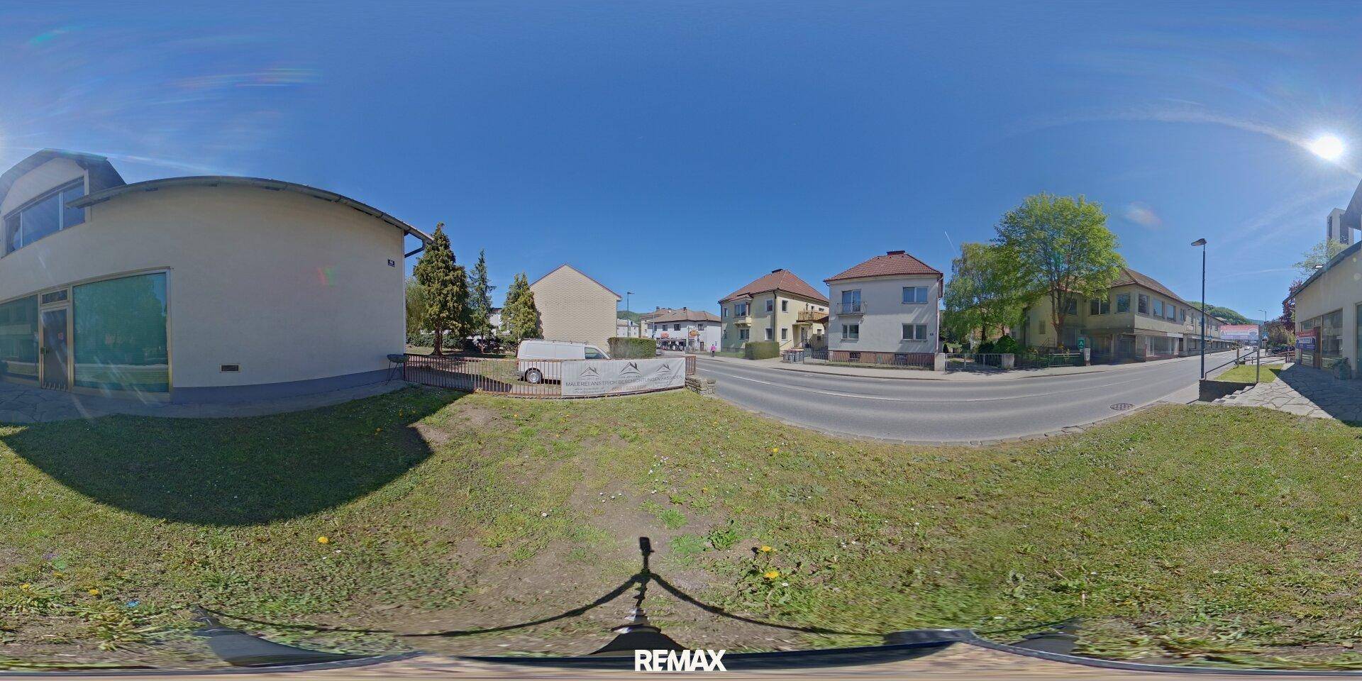 Panoramablick auf die Rückseite des Gebäudes und die umliegende Wohngegend.
