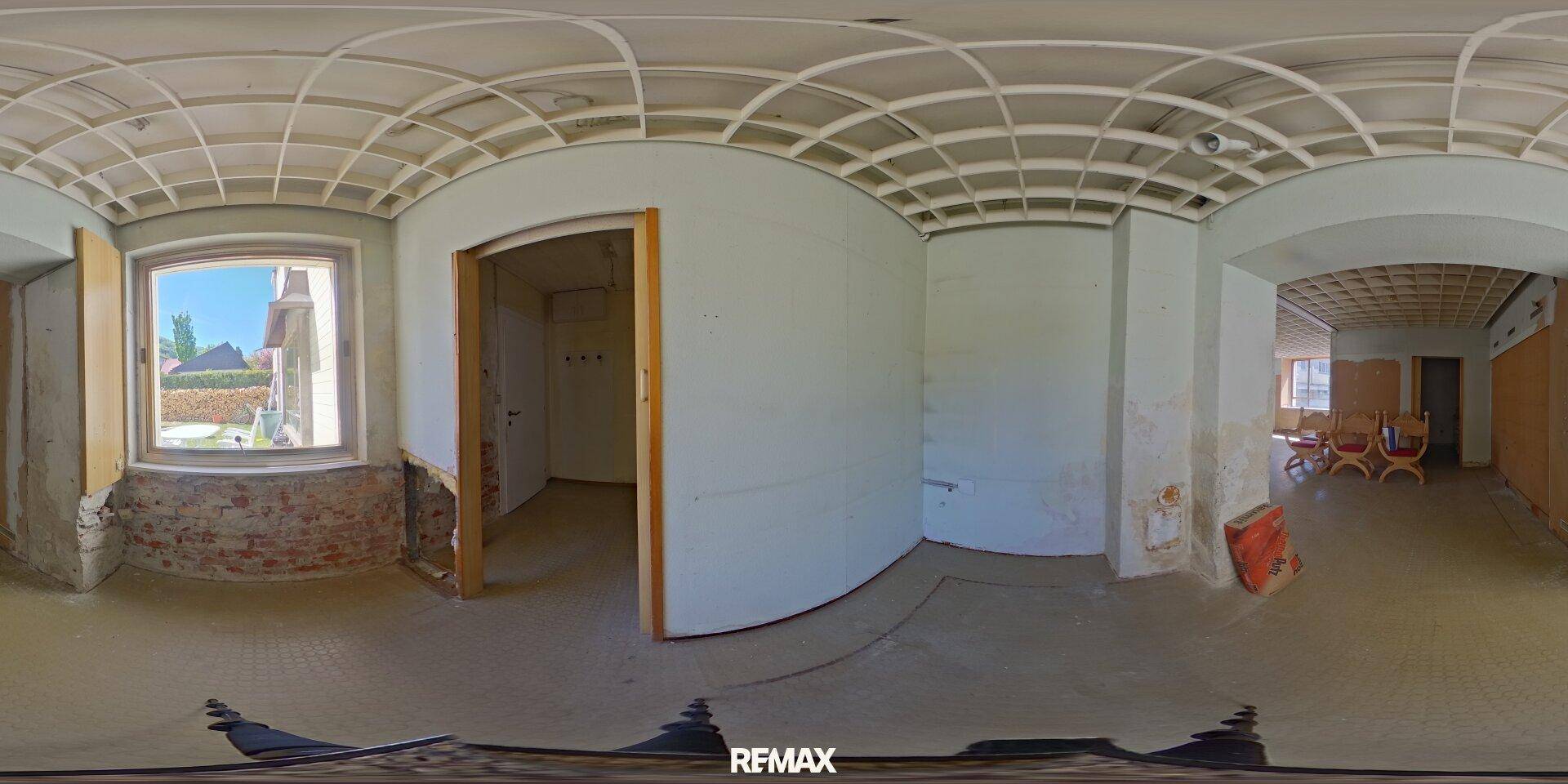 Panoramablick auf einen weiteren Bereich des Geschäftsraums mit Fenstern und Türen.