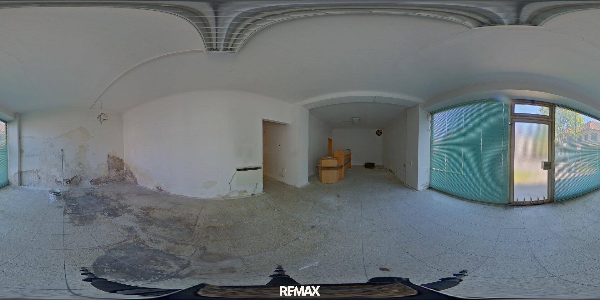 Panoramablick in den geräumigen Gewerberaum mit Fliesenboden und großen Fenstern, die viel Licht spenden.
