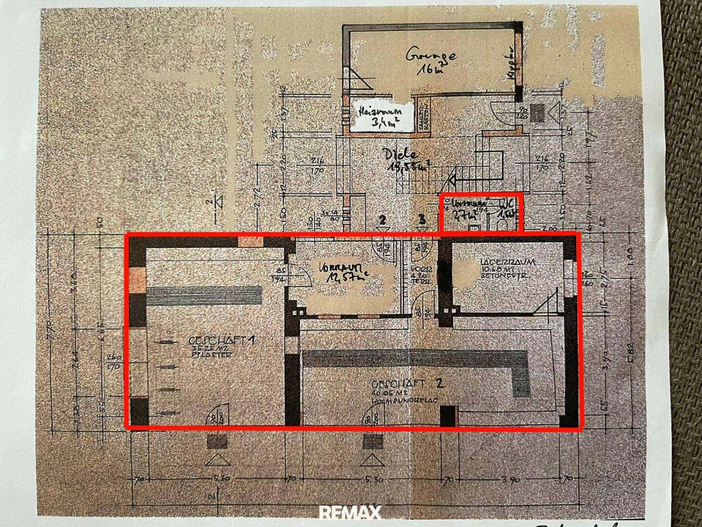Grundriss des Erdgeschosses mit Geschäftsräumen und einem Lagerbereich.