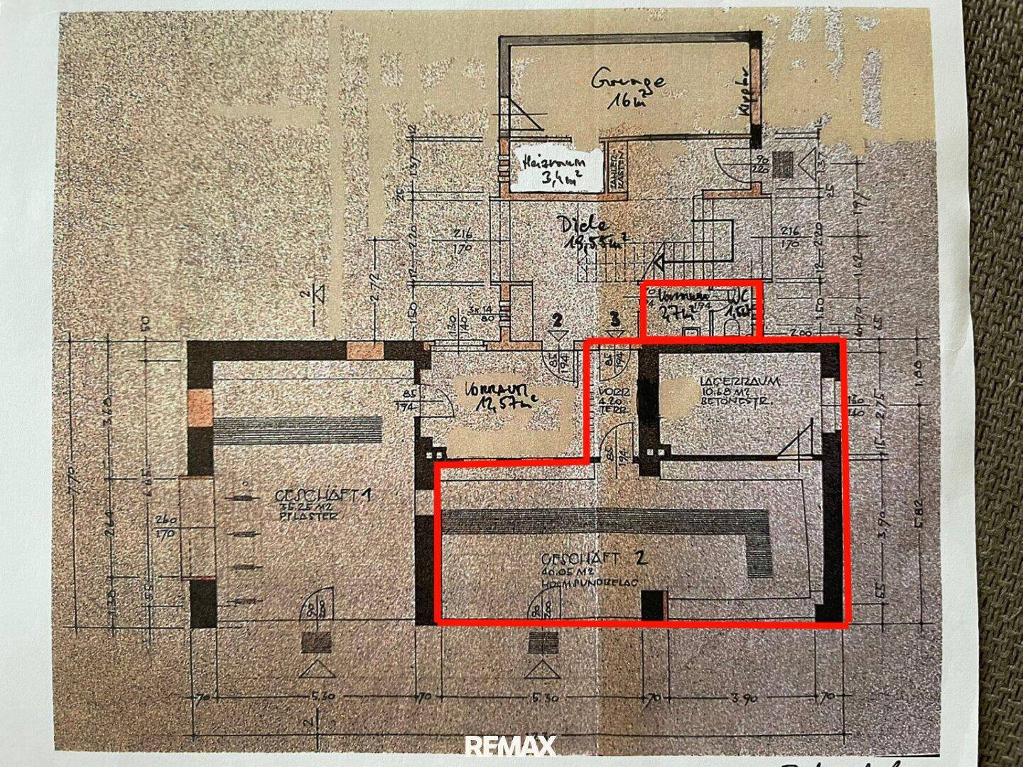 Detaillierter Grundriss des Erdgeschosses mit Geschäftsräumen, Garage und Heizraum.