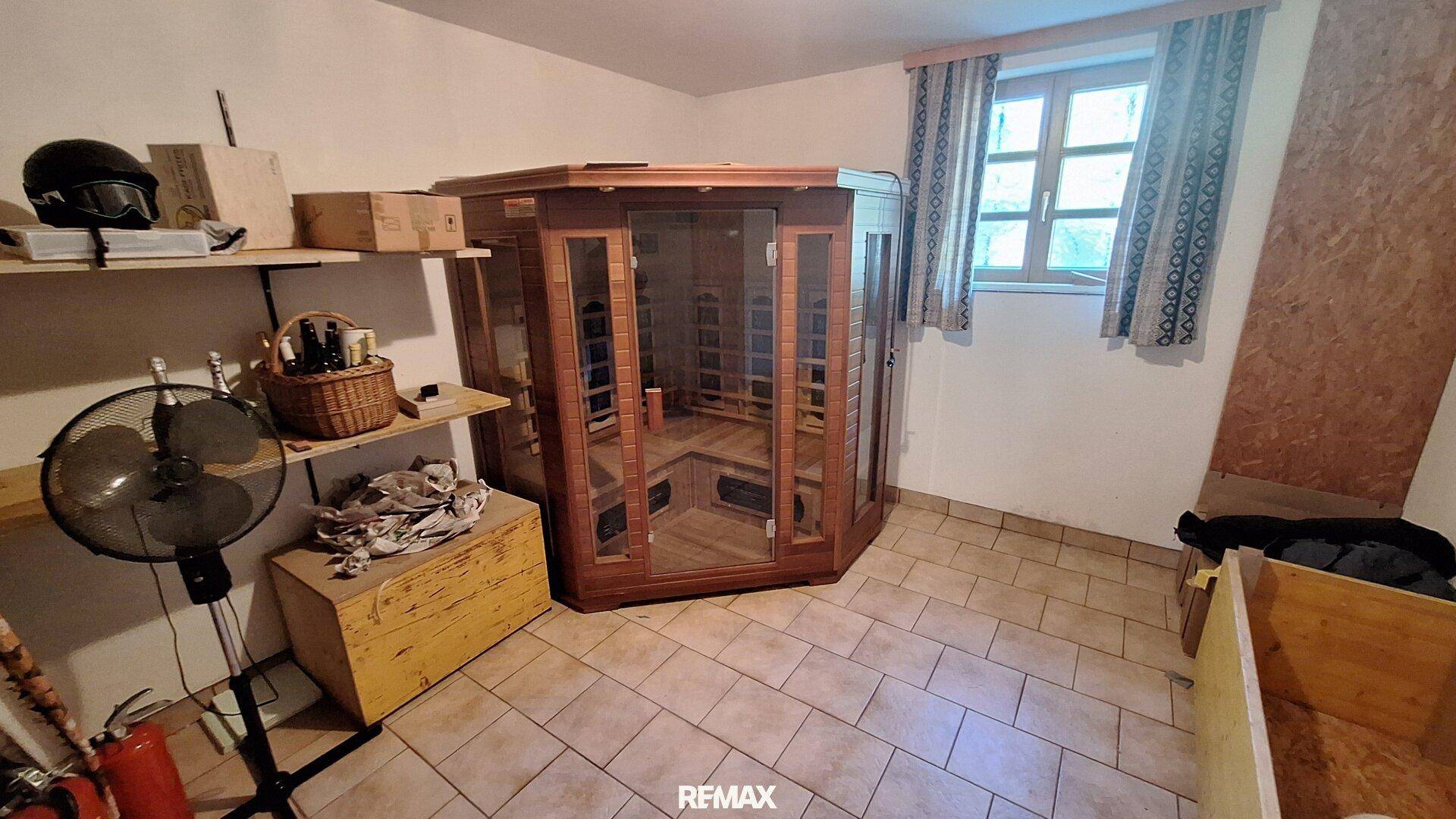 Wellnessbereich mit Infrarotkabine und Fenster, ideal zur Entspannung.
