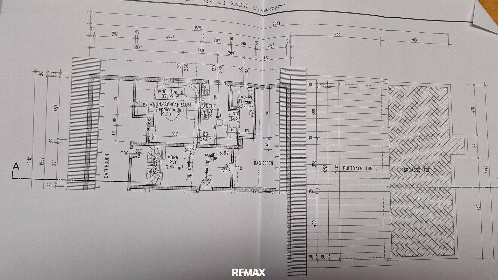 Detaillierter Grundrissplan mit Maßen, Wohn-/Essbereich, Küche, Bad und Terrasse.