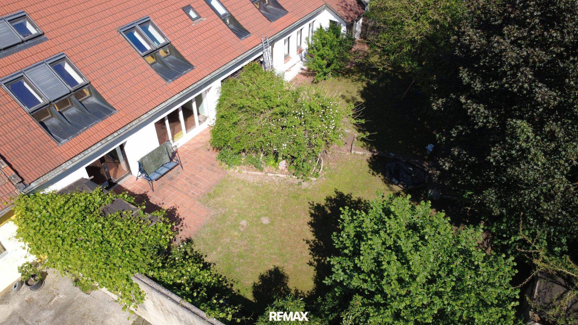 Luftaufnahme des Hauses mit Terrasse, Garten und umliegender grüner Landschaft.