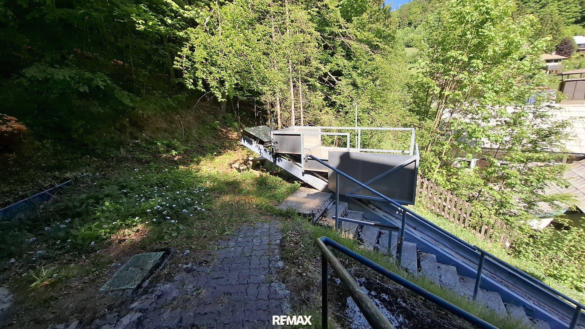 Außenbereich des Grundstücks mit einer privaten Seilbahn für bequemen Zugang.