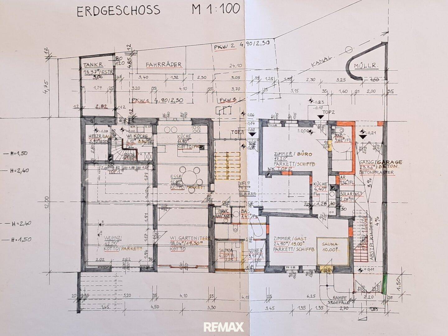 Handgezeichneter Grundriss des Erdgeschosses mit detaillierten Raumaufteilungen und Maßen.