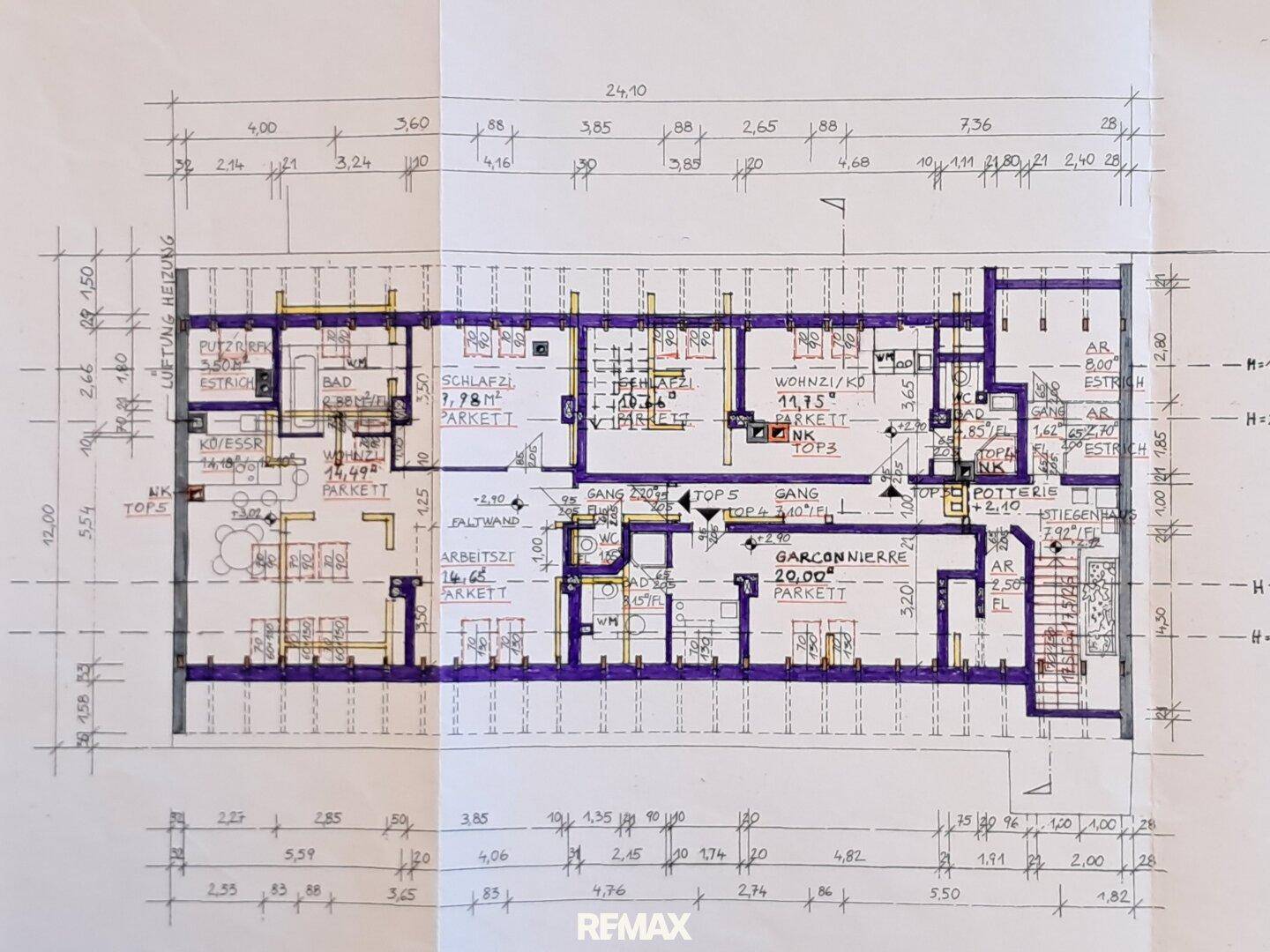 Handgezeichneter Grundriss mit mehreren Wohneinheiten und verschiedenen Raumfunktionen.