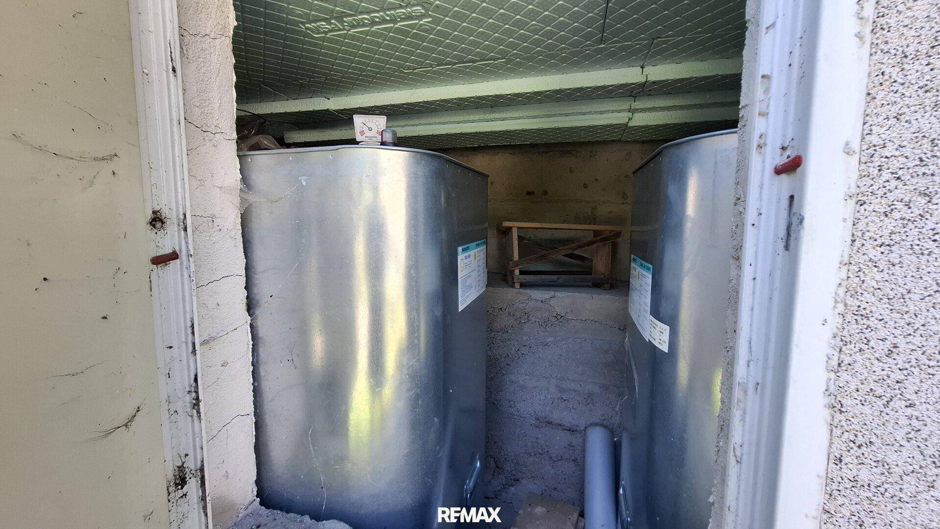Abstellraum im Keller mit zwei großen Öltanks für die Heizungsanlage.