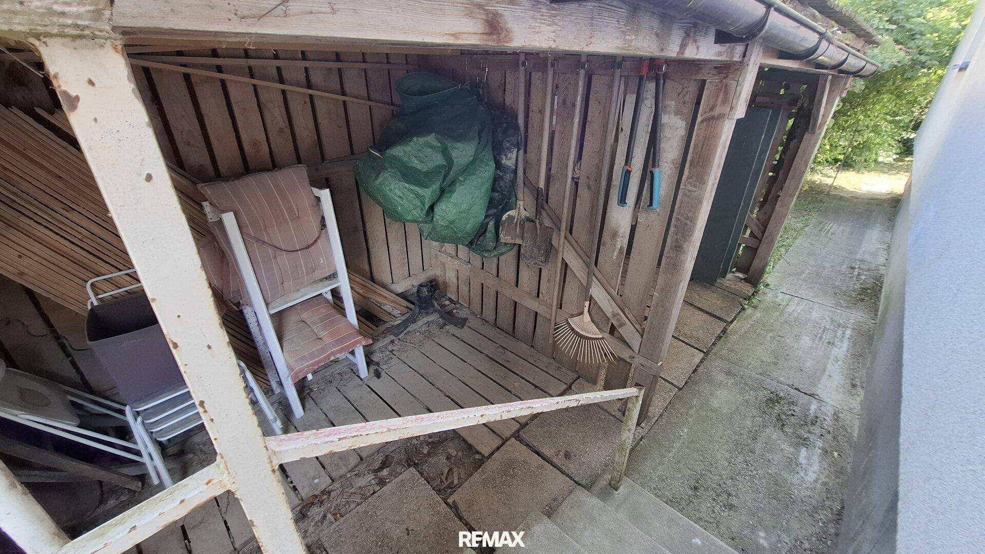 Rustikaler Holzschuppen im Garten, ideal zur Aufbewahrung von Gartengeräten.