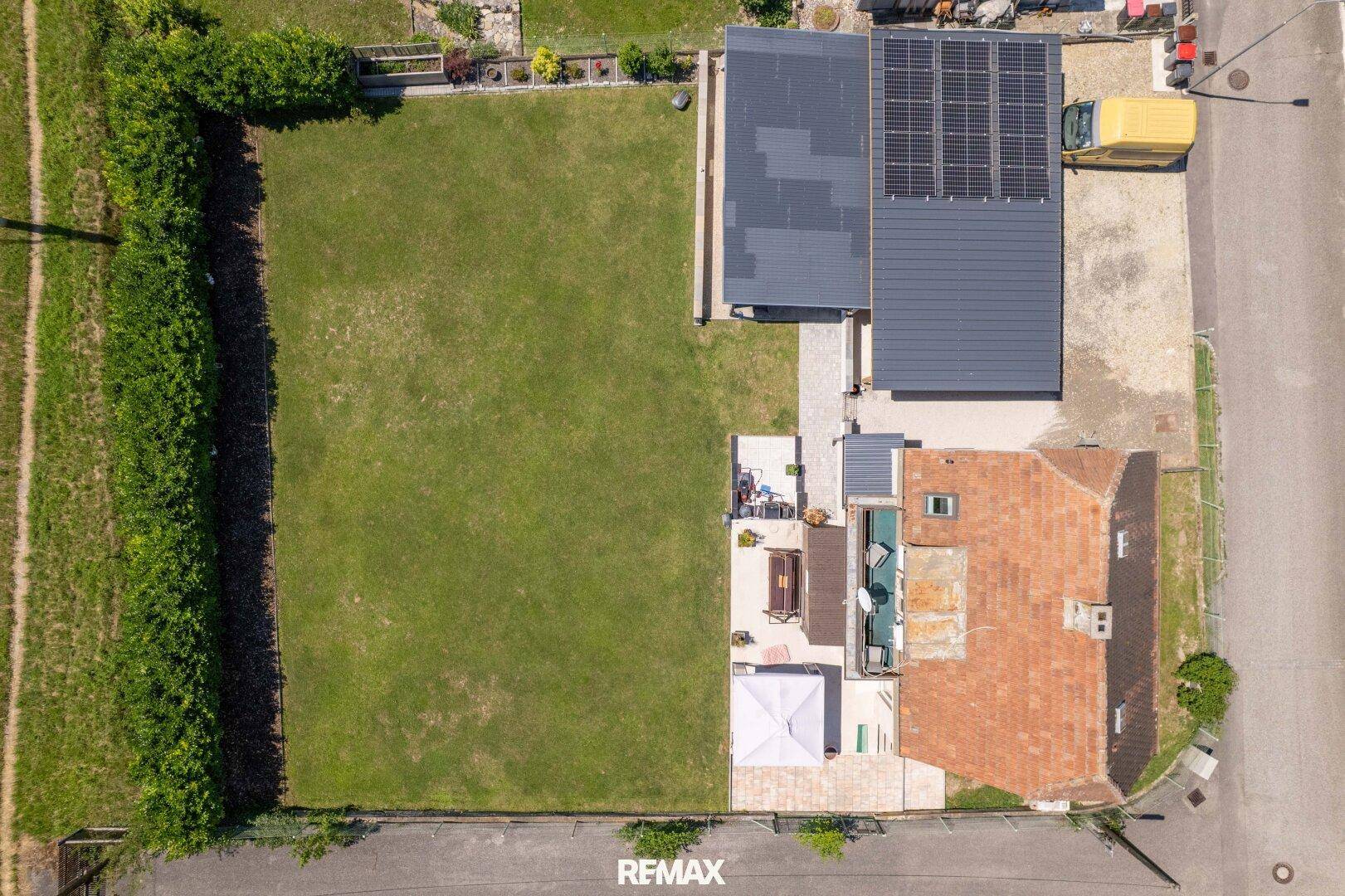 Draufsicht des gesamten Grundstücks mit Wohnhaus, Nebengebäuden, Garten und Zufahrt.