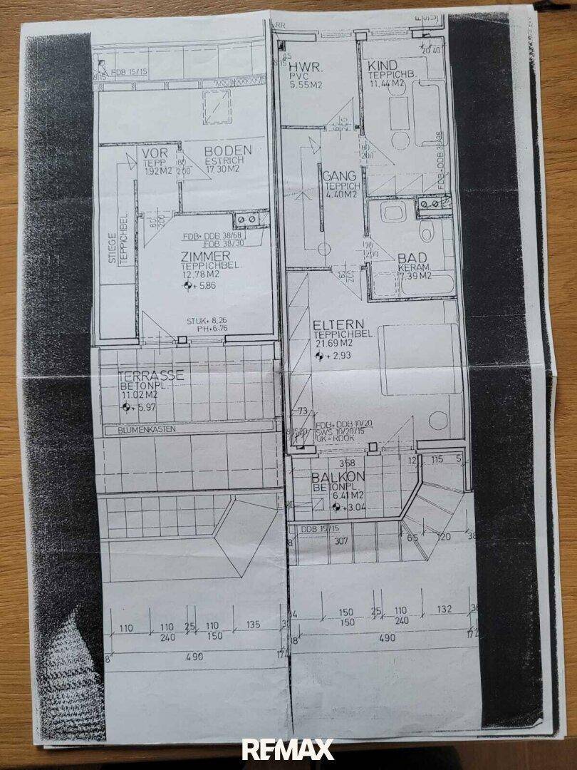 Schwarz-weißer Grundriss der Obergeschosse mit Schlafzimmern, Bad und Balkon.