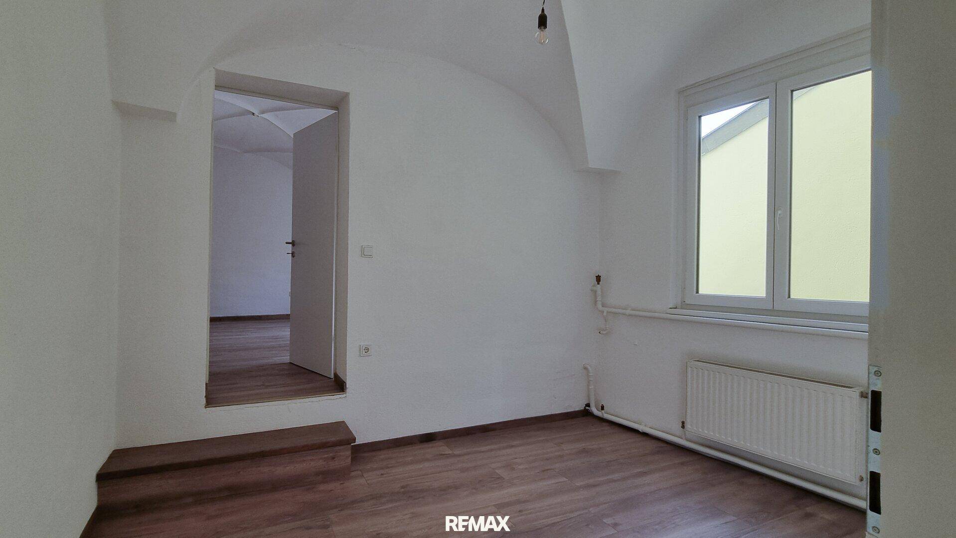 Kleiner, heller Raum mit Holzboden und Fenster, vielseitig als Arbeits- oder Gästezimmer nutzbar.