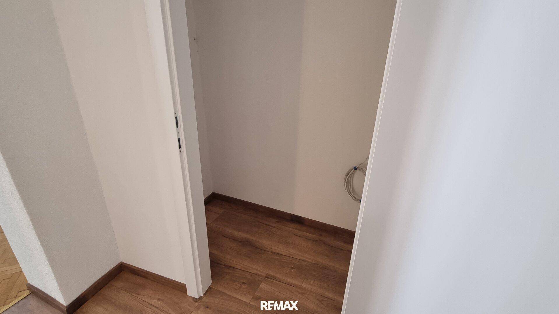 Kleiner Abstellraum mit Holzboden, ideal für zusätzlichen Stauraum im Wohnbereich.