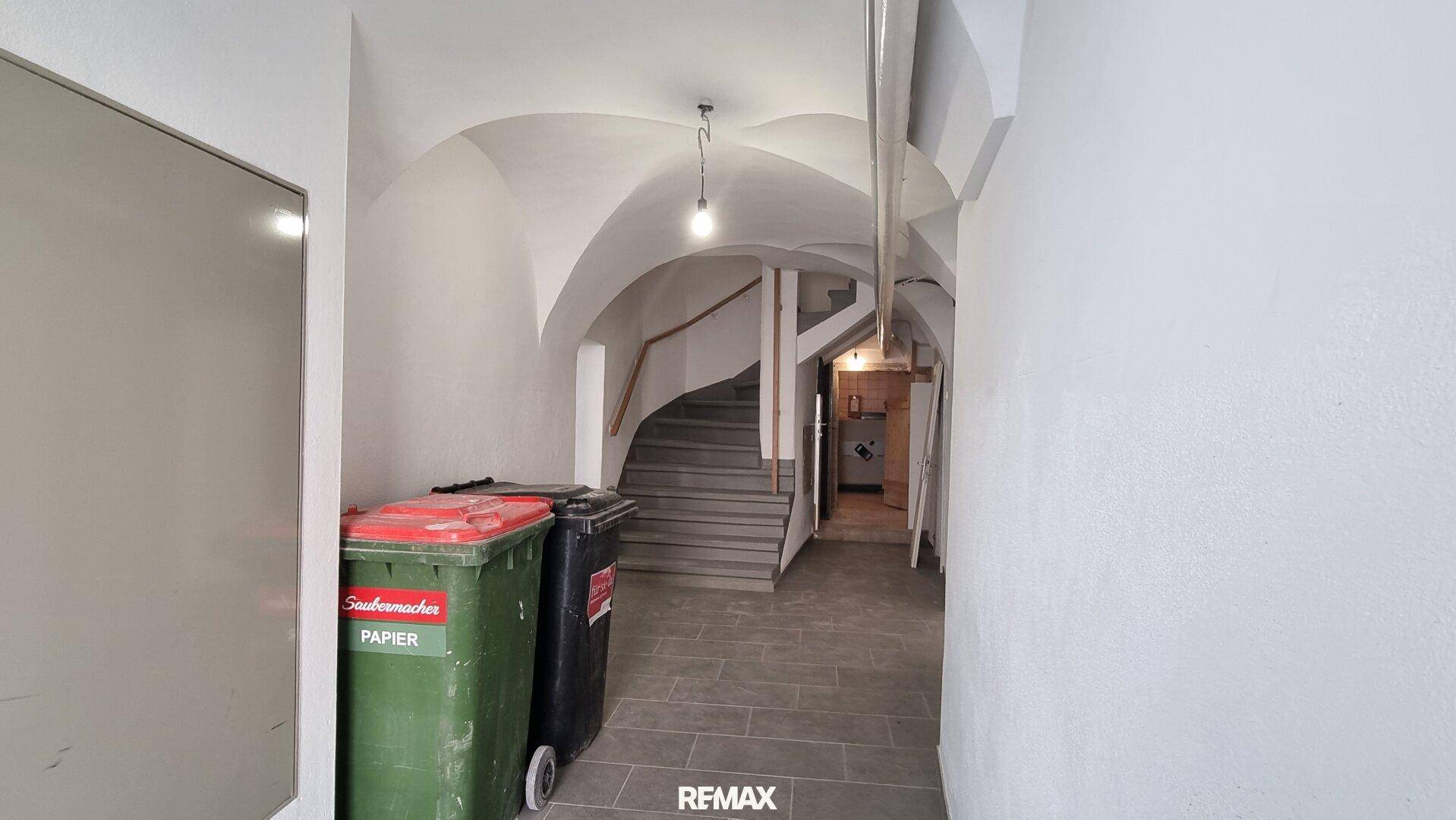 Geräumiger Eingangsbereich mit Gewölbedecke und Treppe zu den oberen Etagen.