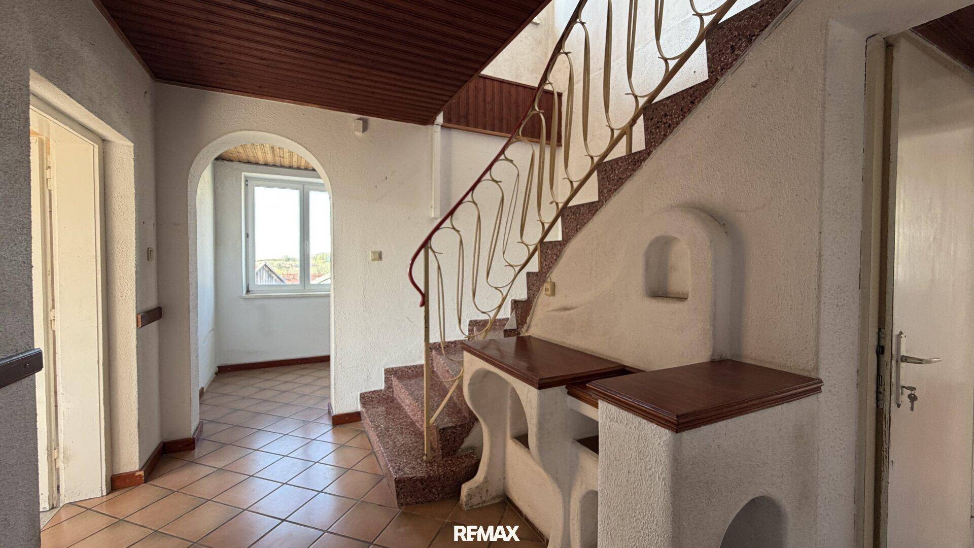 Familienhaus mit traumhaftem Ausblick – 8 Zimmer voller Möglichkeiten - Ansicht 4