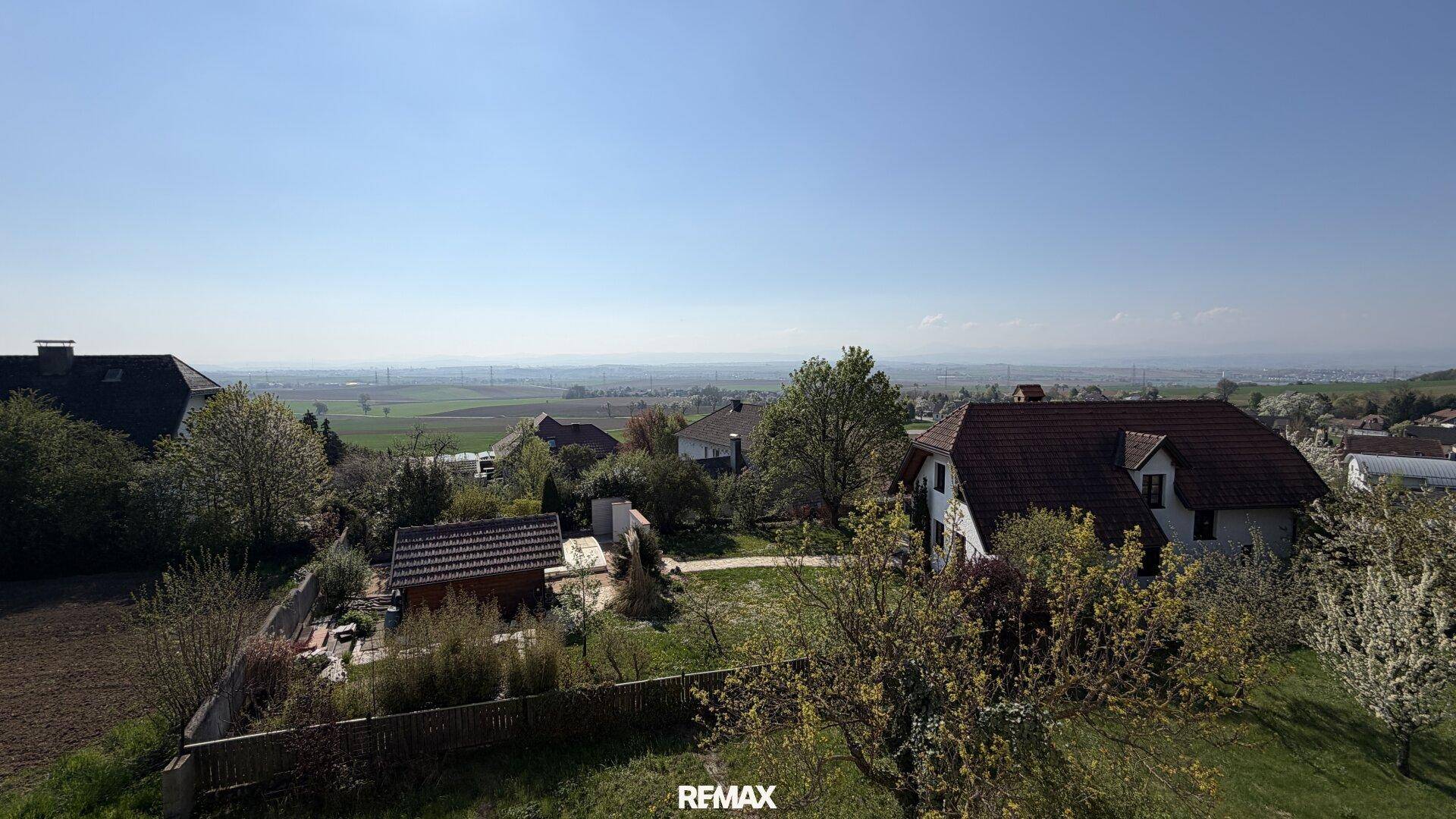 Großer Garten mit Obstbäumen und weitem Blick über die Felder.