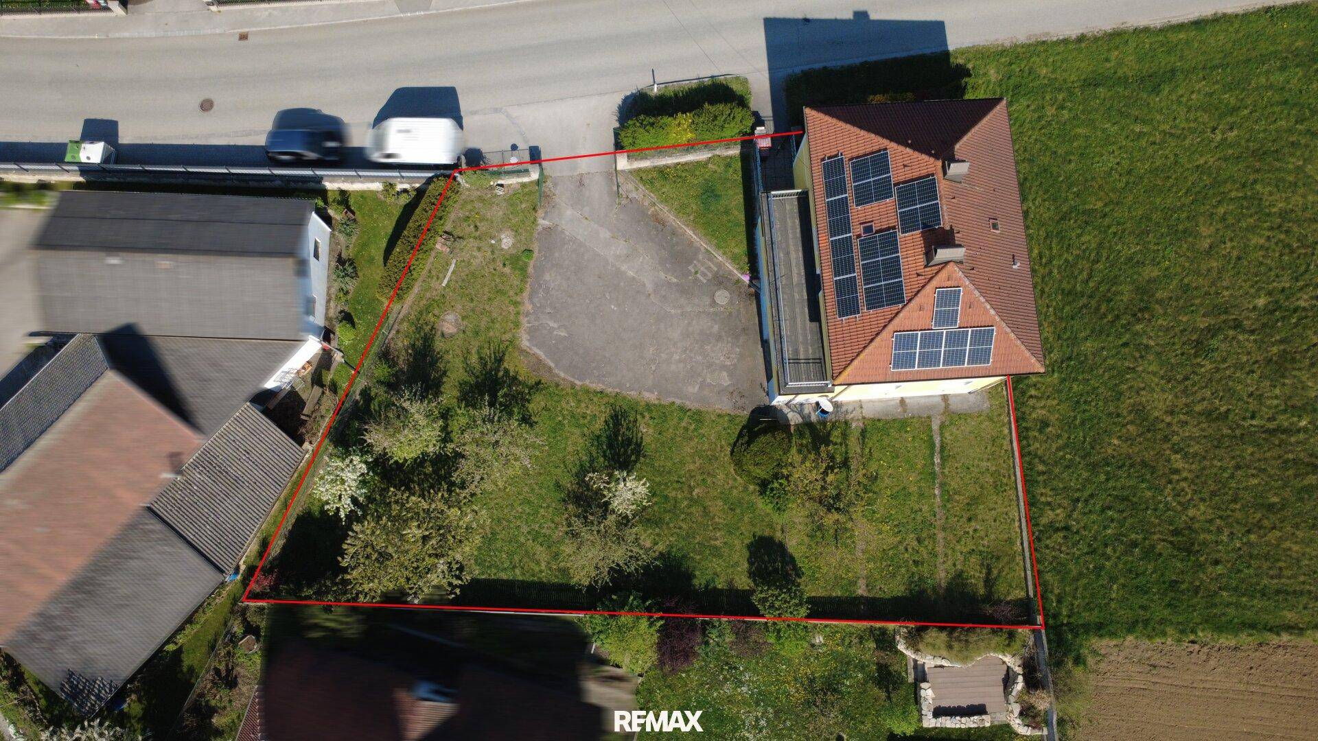 Luftaufnahme des Grundstücks mit eingezeichneten Grenzen, Haus und Garten.