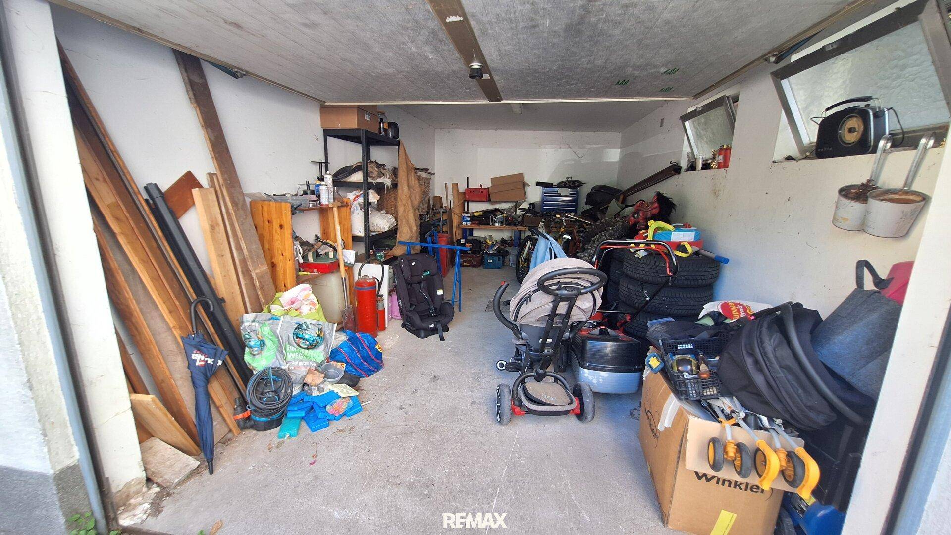 Geräumige Garage, die als Abstellraum für verschiedene Gegenstände genutzt wird.