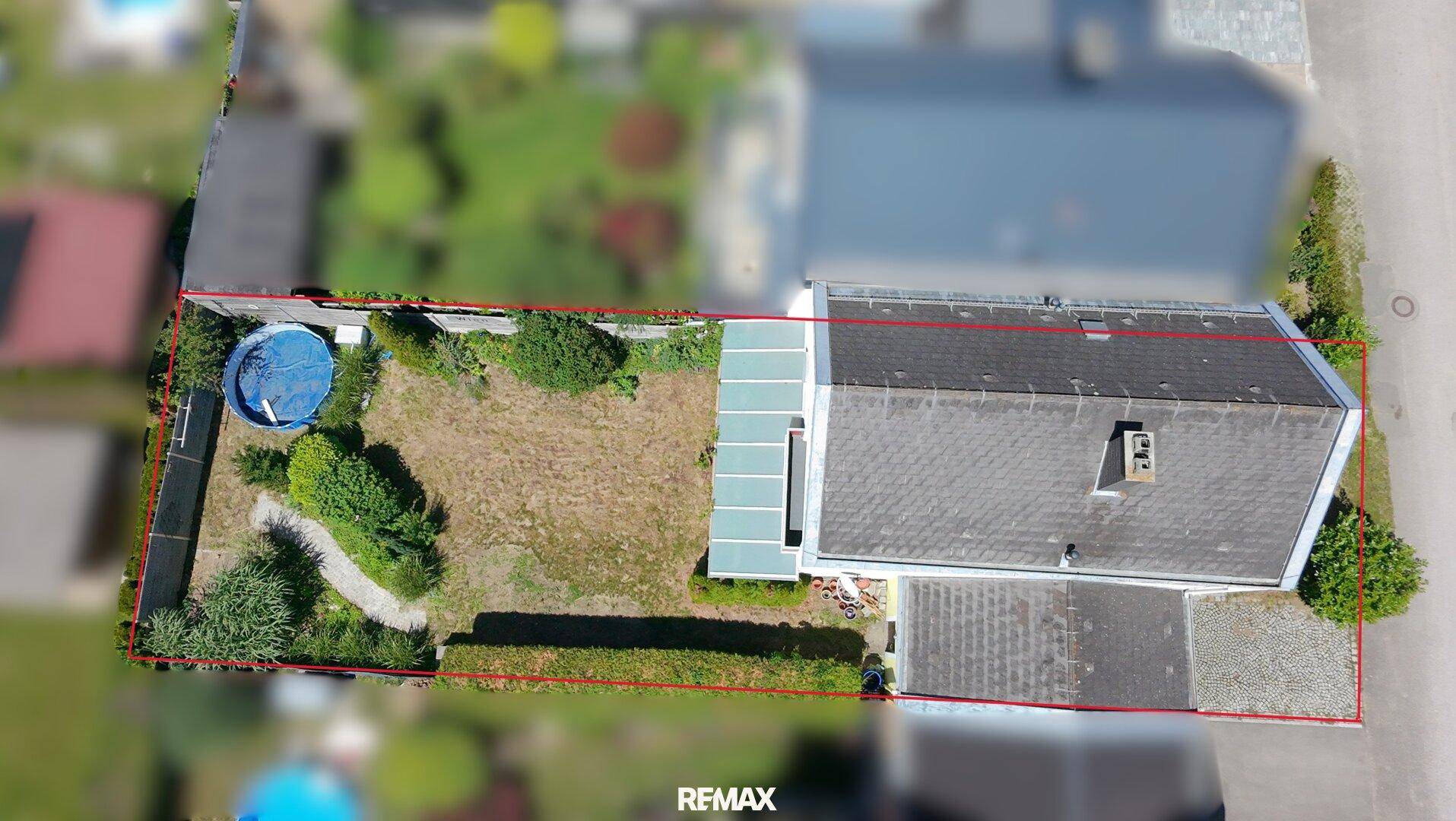 Dachansicht des Hauses mit Garten, Pool und Grundstücksgrenzen.