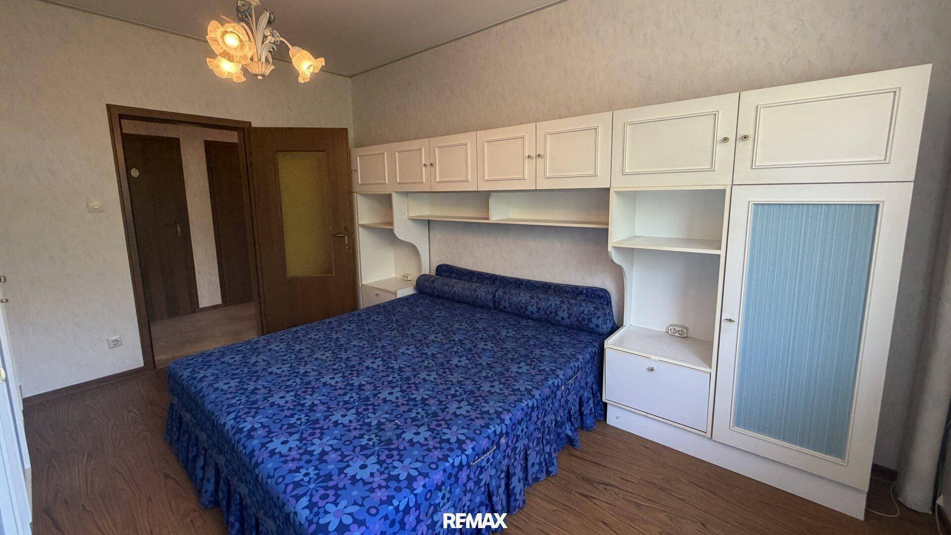 Schlafzimmer mit Einbauschränken und einem Bett, das den Raum effizient nutzt.
