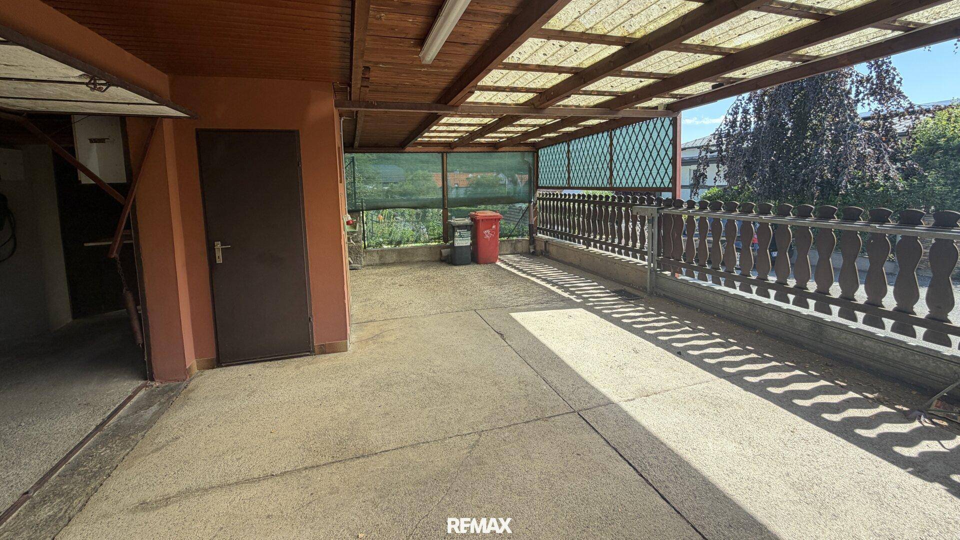 Überdachter Außenbereich, der als Carport oder zusätzliche Abstellfläche genutzt werden kann.