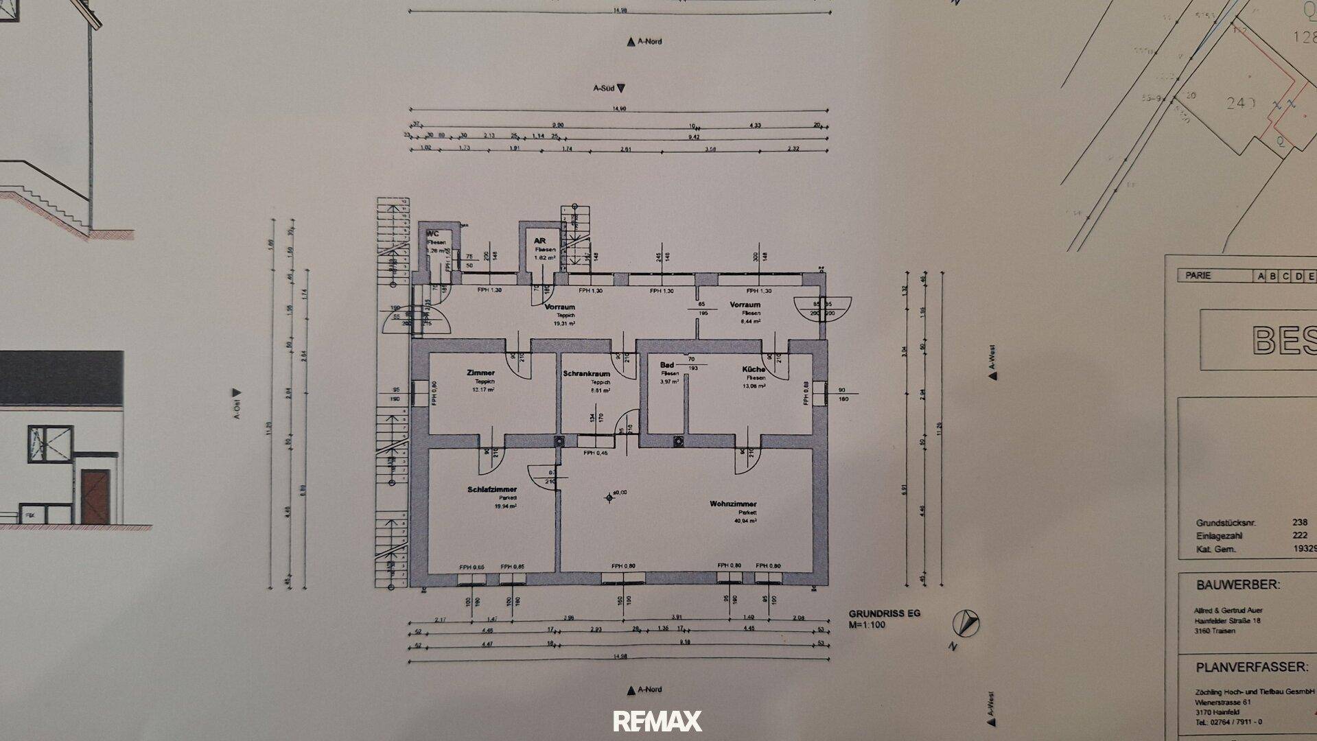 Grundriss des Erdgeschosses mit Schlafzimmern, einem Wohnzimmer, Bad und Abstellräumen.