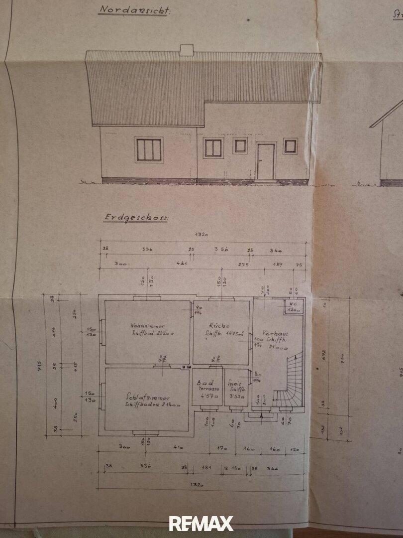 Historischer Grundriss des Erdgeschosses mit Nordansicht und Maßen.