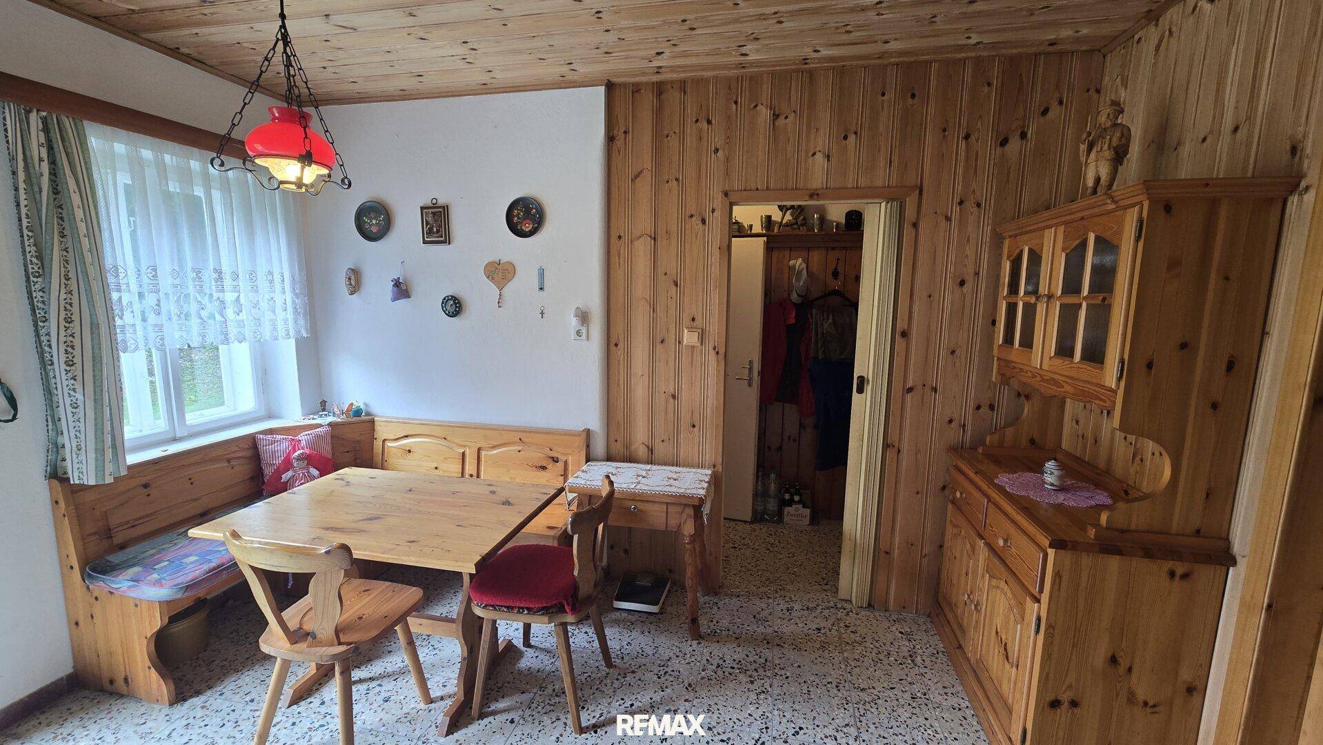 Gemütlicher Essbereich mit Holztäfelung, Eckbank und traditionellen Möbeln.