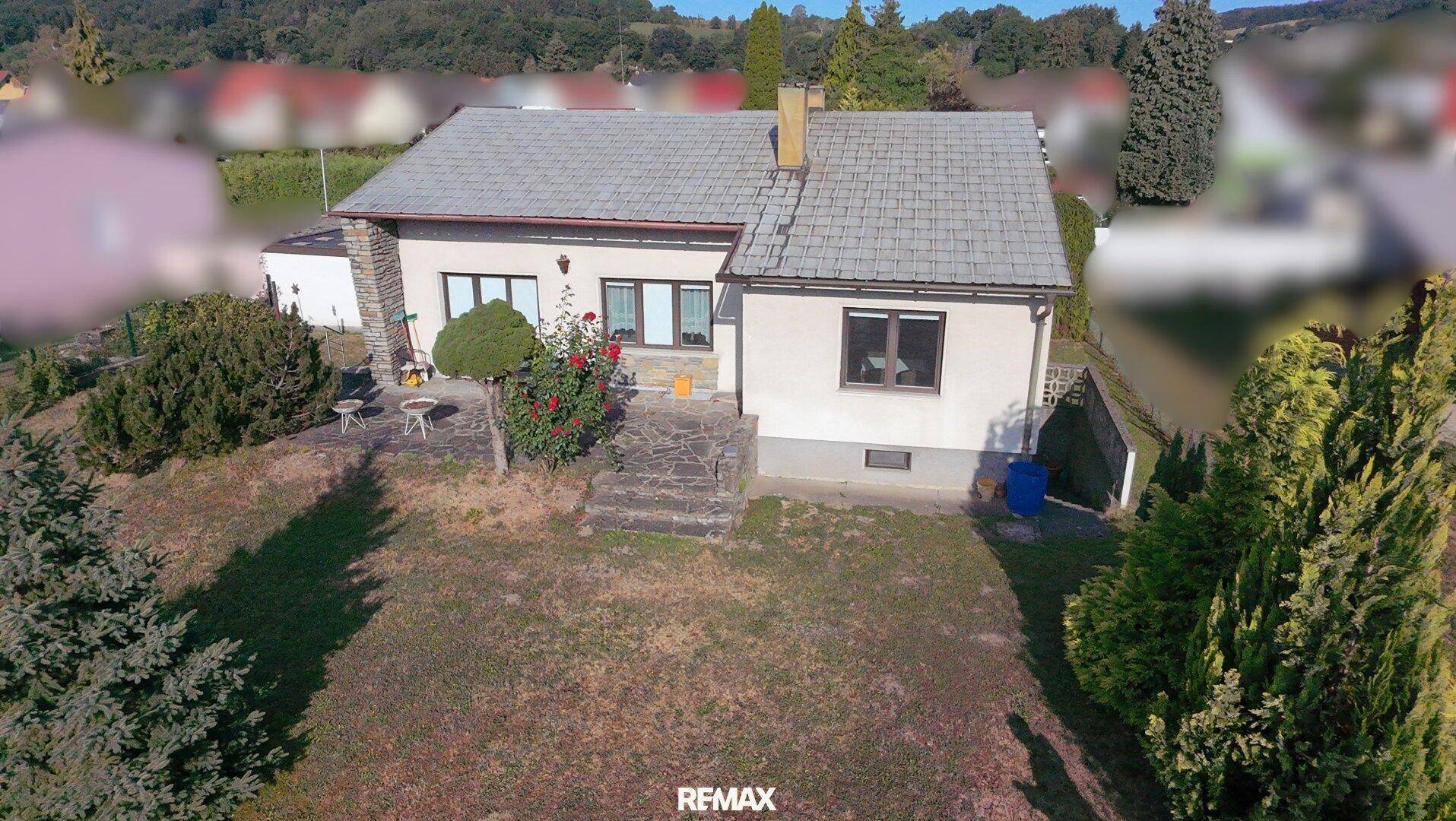 Vogelperspektive des Hauses mit weitläufigem Garten und gepflegter Rasenfläche.