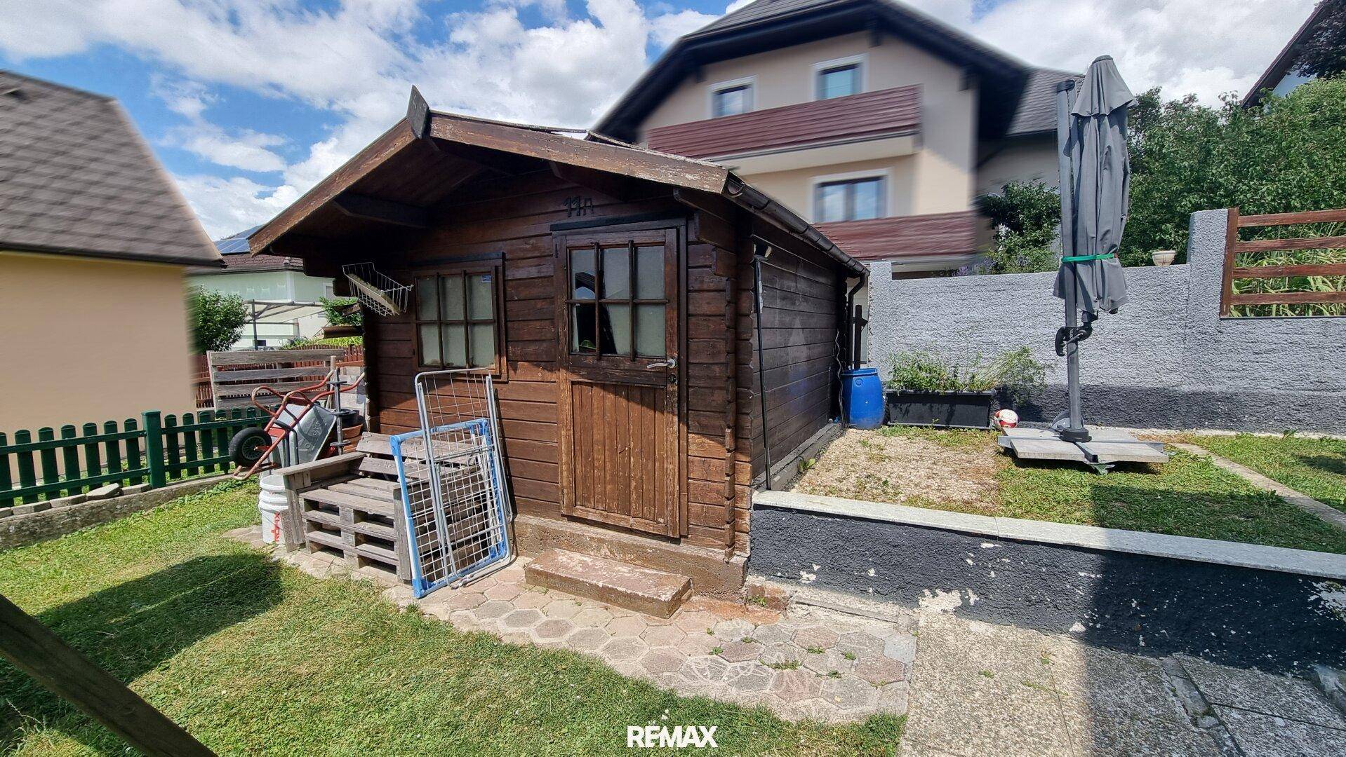 Rustikaler Holzschuppen im Garten, ideal für Gartengeräte und zusätzlichen Stauraum.