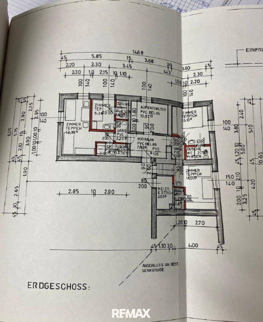 Grundriss des Erdgeschosses mit mehreren Zimmern, Duschbädern und separaten WCs.