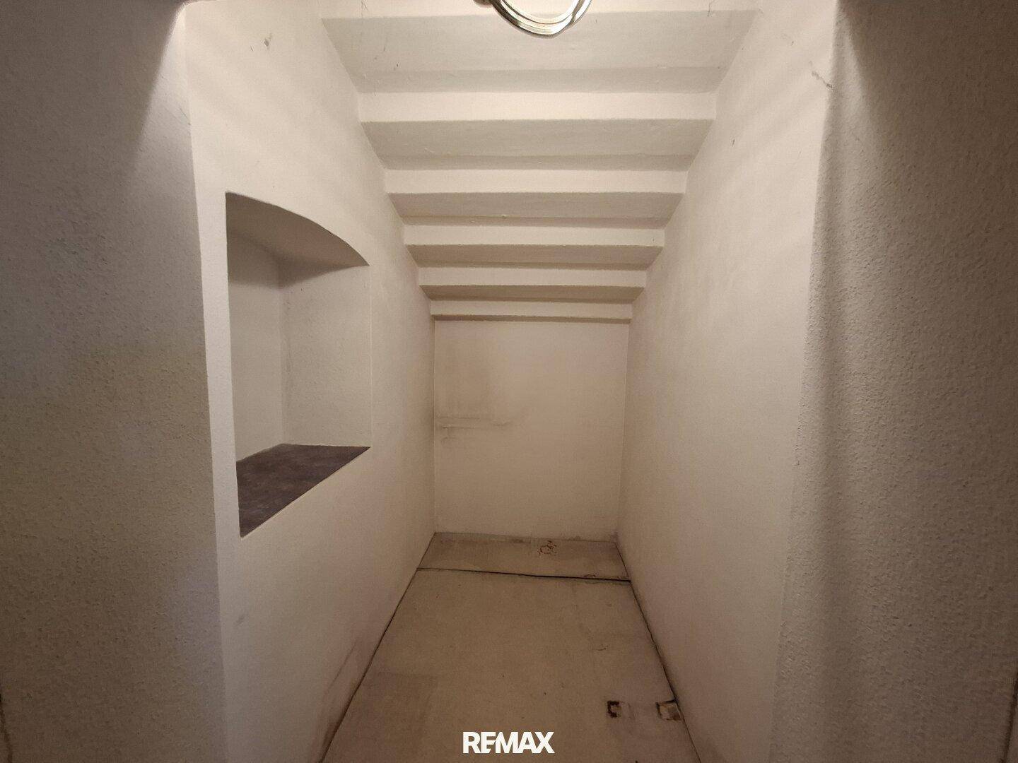 Kellerraum mit gewölbter Decke und Nische, ideal für Lagerzwecke.